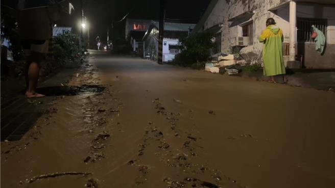 台东县金峰乡嘉兰村上方溪水暴涨，溪水夹带淤泥土石不断流入新富社区部落。（读者提供／蔡旻妤台东传真）
