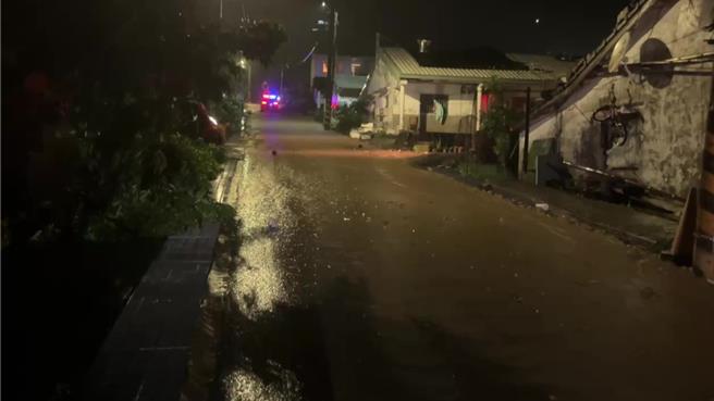 台东县金峰乡嘉兰村上方溪水暴涨，溪水夹带淤泥土石不断流入新富社区部落。（读者提供／蔡旻妤台东传真）