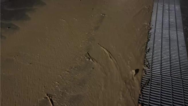 台东县金峰乡嘉兰村上方溪水暴涨，溪水夹带淤泥土石不断流入新富社区部落。（读者提供／蔡旻妤台东传真）