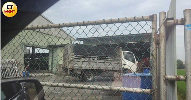 中信牛肉店在平镇设有「转运站」，牧场将牛只送到此处，再由中信员工载至屠宰场，疑似在此过程中动手脚灌水。（图／本刊摄影组）