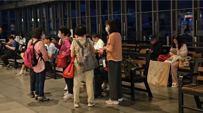 受颱风山陀儿影响，台铁北迴线自9月30日预警停驶至10月3日，不少旅客及游子受困在花莲跟异乡，所幸铁路今恢復正常运作，花莲车站清晨陆续出现乘车人潮。（民眾提供／罗亦晽花莲传真）