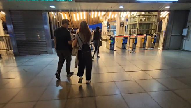 受颱风山陀儿影响，台铁北迴线自9月30日预警停驶至10月3日，不少旅客及游子受困在花莲跟异乡，所幸铁路今恢復正常运作，花莲车站清晨陆续出现乘车人潮。（民眾提供／罗亦晽花莲传真）