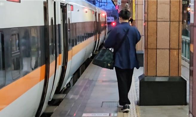 受颱风山陀儿影响，台铁北迴线自9月30日预警停驶至10月3日，不少旅客及游子受困在花莲跟异乡，所幸铁路今恢復正常运作，花莲车站清晨陆续出现乘车人潮。（民眾提供／罗亦晽花莲传真）