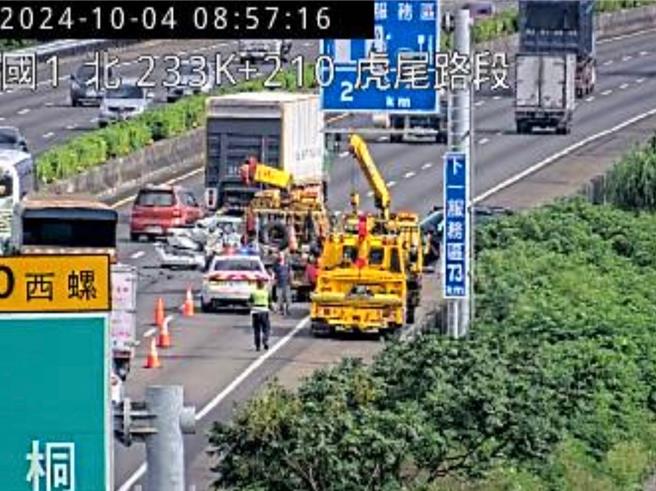 國道1號高速公路北上232公里虎尾段今（4）日上午8點45分左右發生2輛車擦撞事故。（截圖自1968））