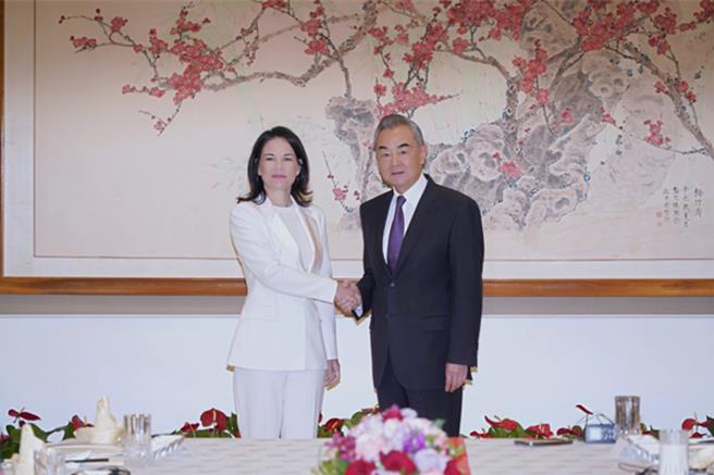 大陸外長王毅9月24日在紐約聯大期間，會見德國外長貝爾伯克。（大陸外交部）