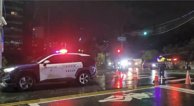 高雄市仁武分局第一線員警無畏風雨交，化身暗夜中明亮的燈塔，指引民眾行車安全，維持交通順暢。（警方提供／林雅惠高雄傳真）