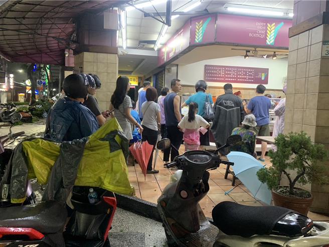 昨晚颱风过后高雄市区少数营业的台式小吃店一开张立即大排长龙。（郭良杰摄）