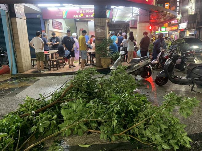台式小吃店在山陀儿颱风过境后立刻开门营业，店外的倒下的树枝还不及清理。（郭良杰摄）