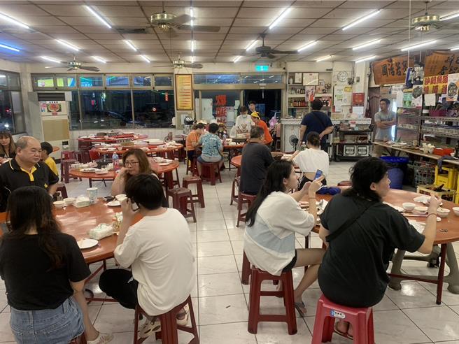 三民区鼎力路一家海产店在颱风过后开门营业，整晚人潮不断。（郭良杰摄）