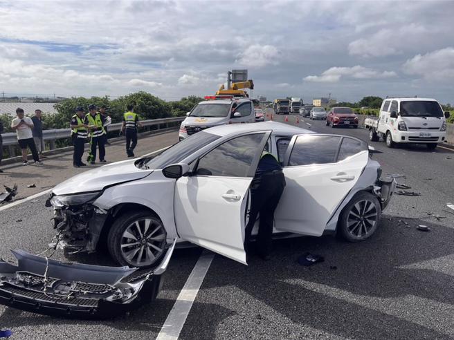 國道1號高速公路北上232公里虎尾段今（4）日上午8點45分左右發生2輛車擦撞事故，4人受傷、1人無生命跡象。（雲林縣消防局提供））
