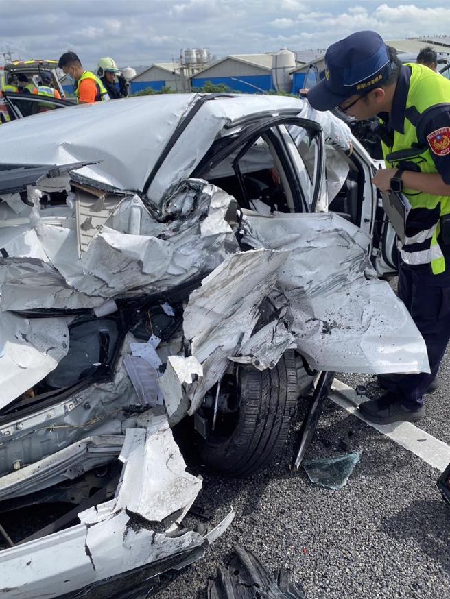 國道1號高速公路北上232公里虎尾段，2輛車擦撞事故，4人受傷、1人無生命跡象。（雲林縣消防局提供））