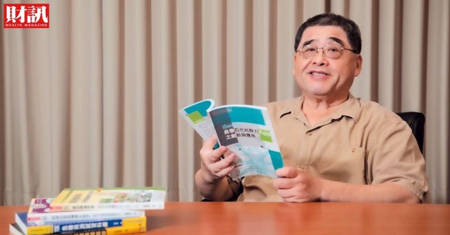 大连化工董事长林显东，耗时7年打造即时显示全球工厂产销数据的AI战情室。(图/财讯提供)