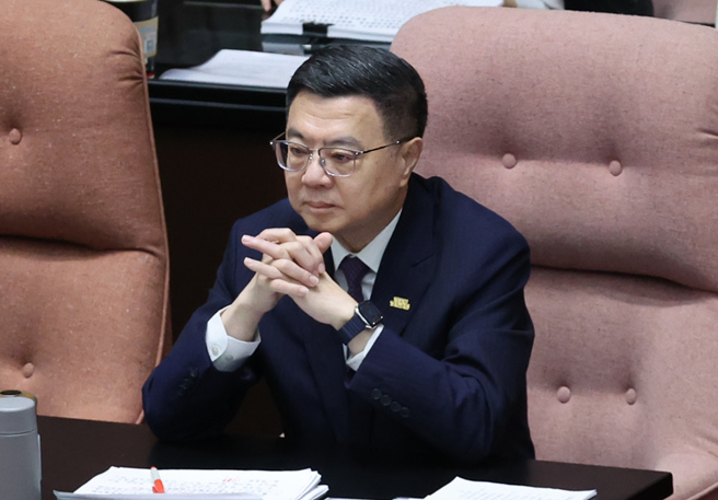 立法院4日院會表決，藍白以人數優勢在表決中通過民眾黨團提案，總預算再度遭到退回程委會，民進黨與國民黨立委各舉標語表達立場，行政院長卓榮泰神情嚴肅看待表決結果。（姚志平攝）