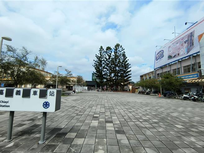 嘉義車站前廣場人潮進出密集，缺乏監錄系統，有治安破口之憂。（廖素慧攝）