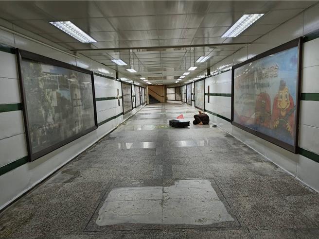 嘉義車站前地下道常有遊民出入，易滋生事端，僅有零量監視器。（廖素慧攝）