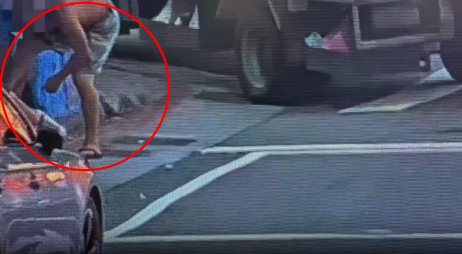 陳姓男子竊取酒醉黃男手上的黃金項鍊。（圖／翻攝記者爆料網）