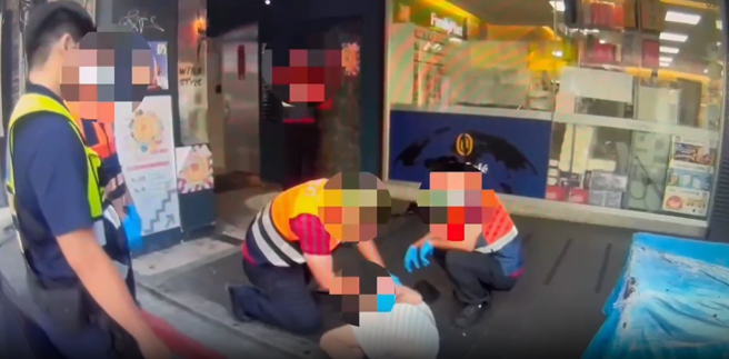 黃姓男子酒醉倒地，絲毫不知手上的黃金手鍊已被偷走。（圖／翻攝記者爆料網）