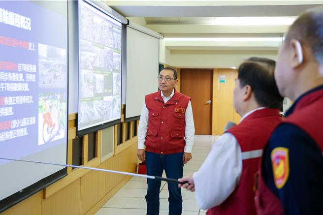 新北市長侯友宜指示市府團隊組成76人的小組，同時出動22部的輕重機具到高雄救災。但有基層質疑，「遠水救不了近火，怎麼不優先支援基隆？」（新北市政府提供）