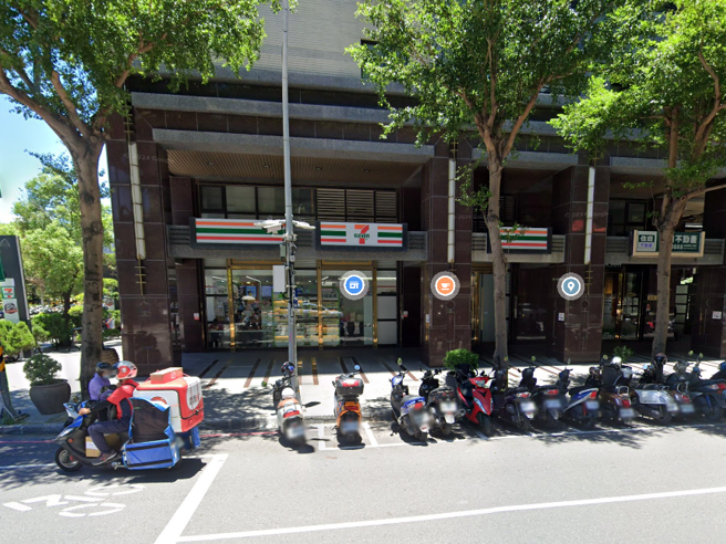 高雄一间便利商店玻璃门被强风吹飞。（图／翻摄自Google地图）