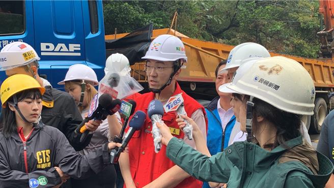山陀儿颱风来袭，基隆海中天社区前山坡有大面积土石崩塌，导致新丰街双向中断，基隆市长谢国梁上午至现场勘灾，表示预计今日下午5时抢通。（徐佑升摄）