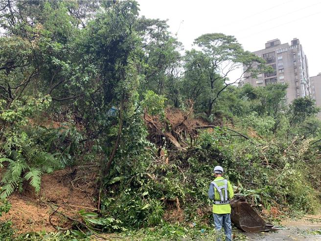 山陀儿颱风来袭，基隆海中天社区前山坡有大面积土石崩塌，导致新丰街双向中断。（徐佑升摄）