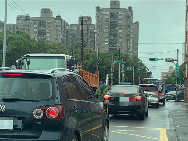 山陀儿颱风来袭，基隆海中天社区前山坡有大面积土石崩塌，导致新丰街双向中断，当地交通大乱。（徐佑升摄）