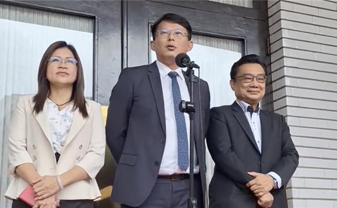 立法院民眾黨團總召黃國昌（中）4日在議場前受訪。（黃國昌辦公室提供／陳薏云台北傳真）