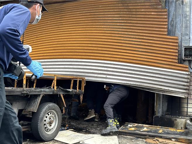 東港安泰醫院3日驚傳火警釀9死，消防署、屏東地檢署4日派人與屏東消防局火調人員、警察局鑑識人員一早至案發現場採證，以釐清起火原因。（謝佳潾攝）
