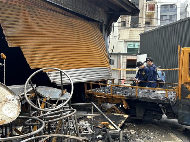 東港安泰醫院3日驚傳火警釀9死，消防署、屏東地檢署4日派人與屏東消防局火調人員、警察局鑑識人員一早至案發現場採證，以釐清起火原因。（謝佳潾攝）