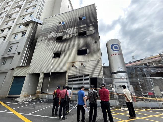 東港安泰醫院3日驚傳火警釀9死，消防署、屏東地檢署4日派人與屏東消防局火調人員、警察局鑑識人員一早至案發現場採證，以釐清起火原因。（謝佳潾攝）