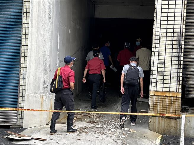 東港安泰醫院3日驚傳火警釀9死，消防署、屏東地檢署4日派人與屏東消防局火調人員、警察局鑑識人員一早至案發現場採證，以釐清起火原因。（謝佳潾攝）