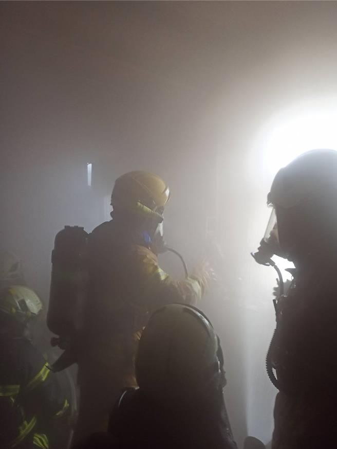 高雄市左營區華夏路1間透天民宅，今日上午8時55分傳出火警，警消接獲報案後出動10車25人前往佈線搶救，火勢於9時20分撲滅，無人受困。（警方提供／林雅惠高雄傳真）