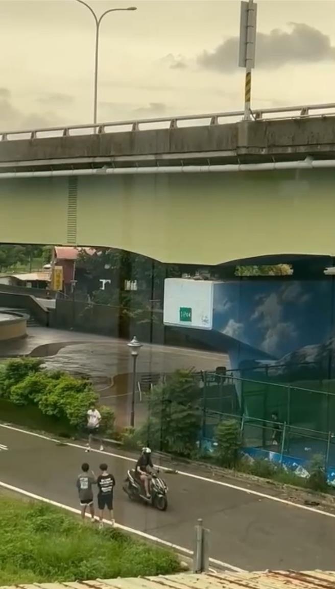 台中市3日因应山陀儿颱风袭台停班停课，不过天气尚佳，大里区中投公路下就出现4名青少年打篮球，却是在车道上拿篮球丢掷高架桥桥墩，时不时有机车经过，相当惊险。（民眾提供／潘虹恩台中传真）