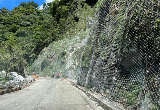 台8线中横公路东段因0403花莲强震受到重创，沿线抢修復建工程正持续展开，10月仍採管制放行措施，并视復建工程进度逐步放宽管制。（公路局提供／罗亦晽花莲传真）