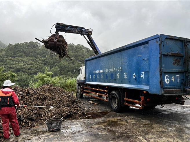 翡翠水庫漂流木清除裝載作業。（圖／台北市翡管局）
