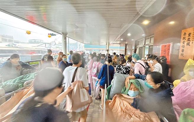 安泰醫院全面疏散患者及醫護人員，仍造成9死，上百人在狂風暴雨中等待轉院。（本報資料照）