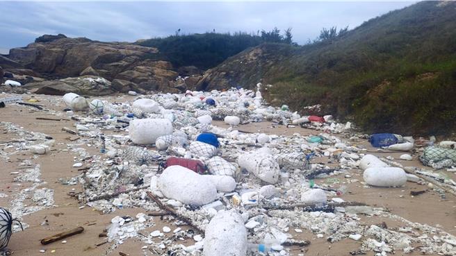 「山陀兒」颱風期間金門並無明顯風雨，不過外圍環流所引起的驚滔駭浪卻將大量的海漂垃圾吹向金門沿岸，原本潔淨美麗的歐厝沙灘一帶更堆滿了廢棄的保麗龍，造成「另類災情」。（圖／民眾提供）