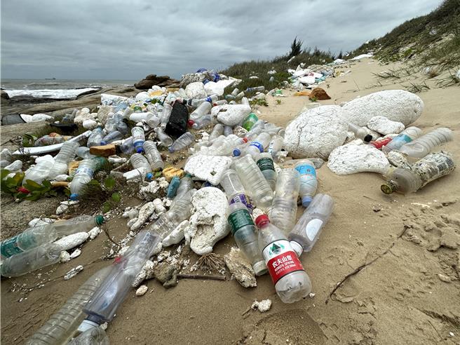 遊客發現大量的海漂垃圾堆滿歐厝附近海灘，很多寶特瓶上還都寫著簡體字，感覺應該是從對岸漂來的，讓人看了非常痛心和不忍。（于家麒攝）