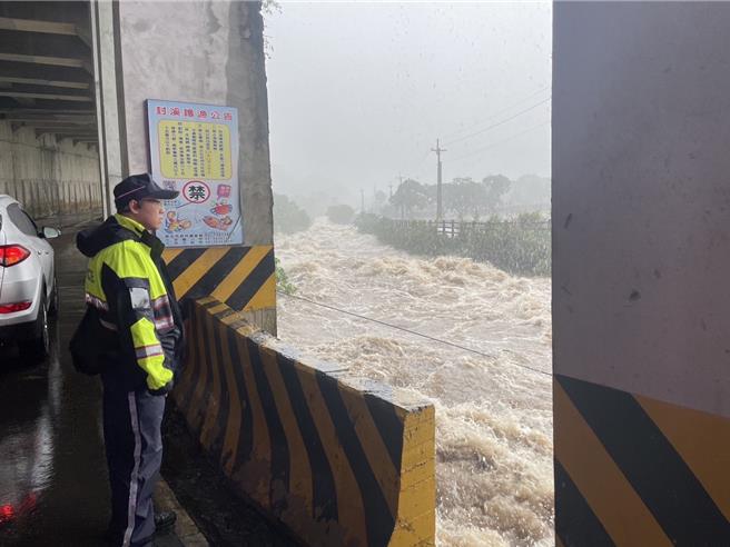 三芝八連溪4日因豪雨暴漲。（淡水警分局提供）  