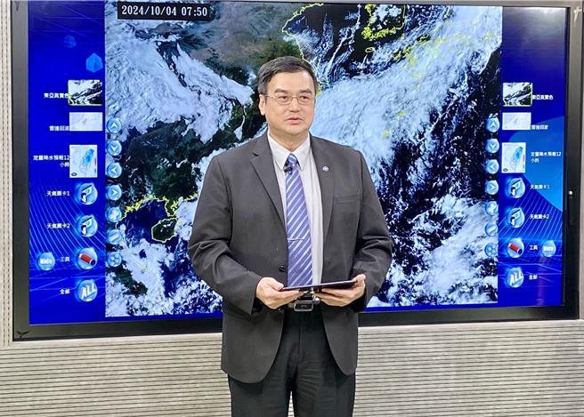 中央气象署预报中心主任陈怡良4日说明山陀儿颱风发展与影响歷程。（蔡明亘摄）