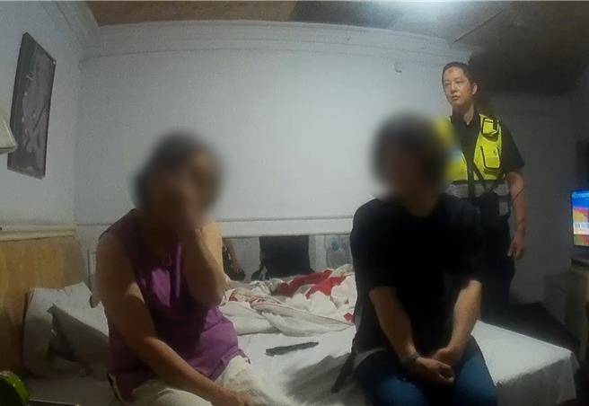 台中市第三警分局4日表示，台中70歲鄧姓婦人日前離家出走，子女焦急報警，警方調追查發現她下榻南區1家旅館，陪同鄧婦女兒到場找到人，鄧婦崩潰痛哭指稱，2子不睦常反目爭吵，她才心碎離家，經警及女兒苦勸溝通，鄧婦才點頭返家，修補親情裂痕。（警方提供／陳淑芬台中傳真）