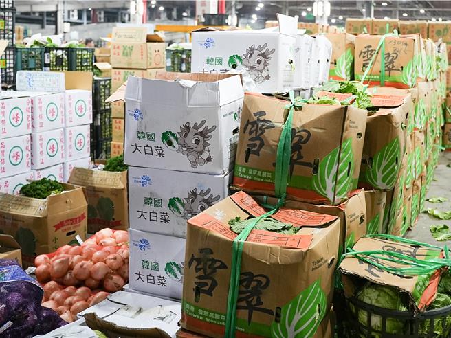 颱風山陀兒連日侵襲台灣，最終在今（4）日凌晨減弱為熱帶性低氣壓，台北市今日也恢復上班上課，台北市菜價因為需求量大增，今日每公斤均價再上漲至55.6元。（黃敬文攝）