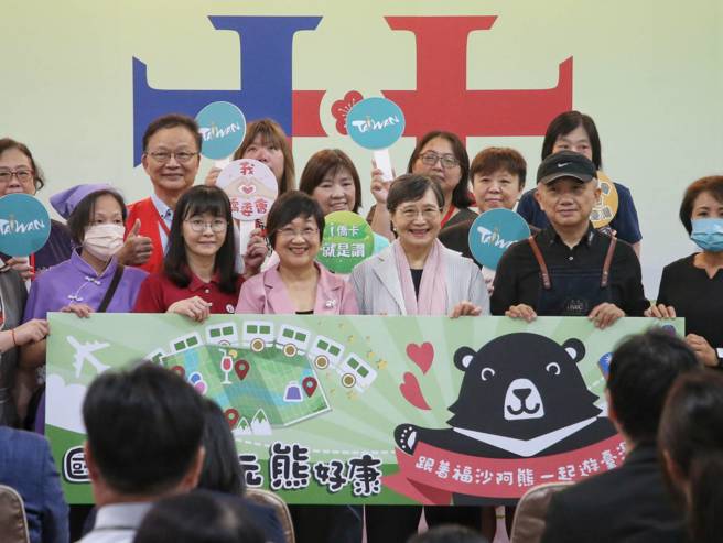 侨务委员会委员长徐佳青（前中）和圆山大饭店董事长叶菊兰（前右二）4日出席113年十月庆典侨胞回国报到暨i侨卡特约商店推广记者会，和各界代表合影留念。（赵双杰摄）