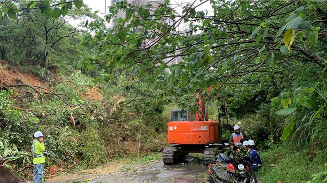 山陀儿颱风来袭，基隆海中天社区前山坡有大面积土石崩塌，导致新丰街双向中断。（徐佑升摄）