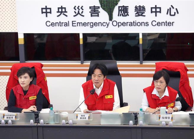 山陀儿颱风来袭，总统赖清德(中)1日在行政院副院长郑丽君(左)及内政部长刘世芳(右)陪同下视察中央灾害应变中心。其间，赖清德与花莲县长徐榛蔚的沟通对话引发热议。（资料照／范扬光摄）