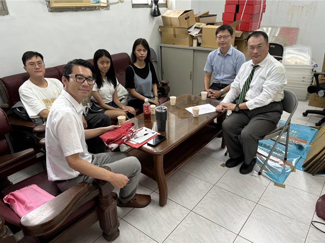 成大法律系教授林易典（右一）带领法律系校友（右二）、学生（右三起3位）与北区调解秘书蔡宗哲见面讨论合作案。（北区区公所提供／程炳璋台南传真）