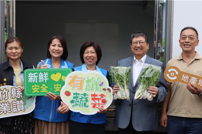 新竹县长杨文科（右二）4日到新竹县农会了解在地有机蔬菜出货情况。（邱立雅摄）