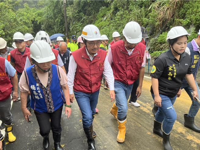 侯友宜上午至瑞芳區「阿美家園」勘查災情。（王揚傑攝）