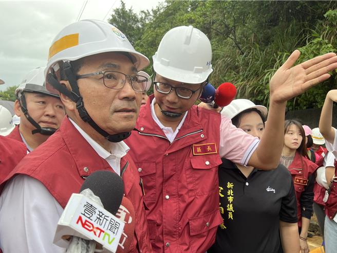 侯友宜上午至瑞芳區「阿美家園」勘查災情。（王揚傑攝）
