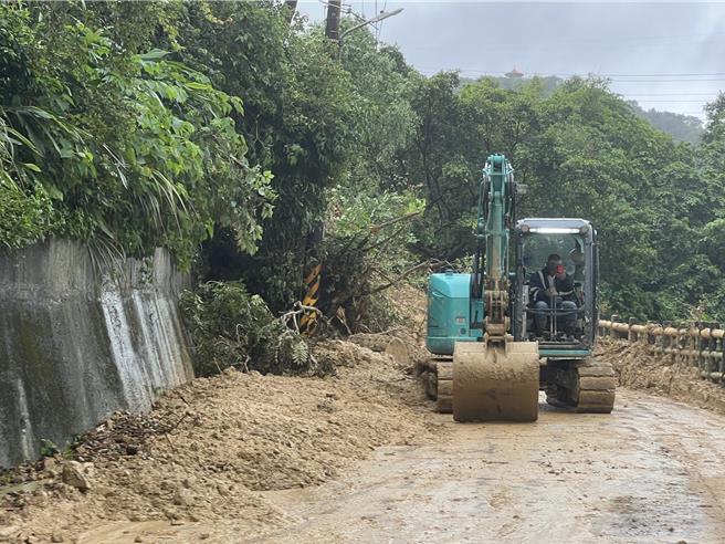 侯友宜上午至瑞芳區「阿美家園」勘查災情。（王揚傑攝）